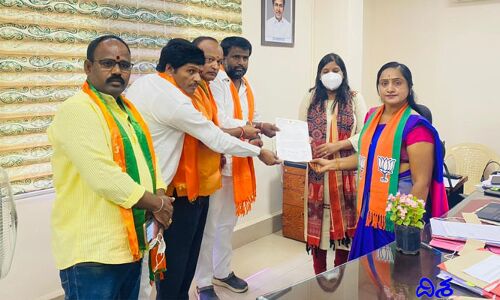 అవినీతి అధికారులపై చర్యలు తీసుకోవాలి: బీజేపీ