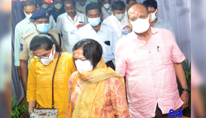 శ్రీరామ లింగేశ్వర స్వామిని దర్శించుకున్న సీఎస్ సోమేశ్ కుమార్ శ్రీరామ లింగేశ్వర స్వామిని దర్శించుకున్న సీఎస్ సోమేశ్ కుమార్