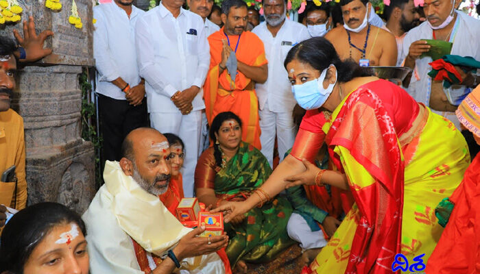 ముఖ్యమంత్రి క్షమాపణలు చెప్పాలి: ఎంపీ బండి సంజయ్ ముఖ్యమంత్రి క్షమాపణలు చెప్పాలి: ఎంపీ బండి సంజయ్