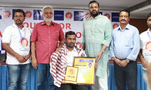 సర్పంచ్‌కు ఉత్తమ అవార్డు.. నిజాయితీగా పని చేసినందుకు సత్కారం