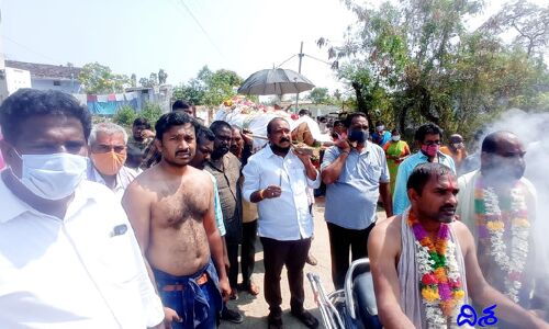 టీఆర్‌ఎస్ నాయకుడి అంతిమ యాత్ర.. పాల్గొన్న చైర్ పర్సన్