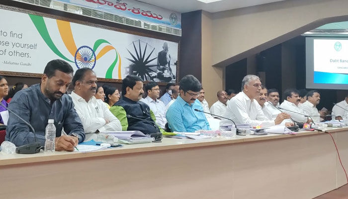 ప్రభుత్వ పథకాలపై మంత్రి సమీక్ష..హాజరైన నేతలు ప్రభుత్వ పథకాలపై మంత్రి సమీక్ష..హాజరైన నేతలు