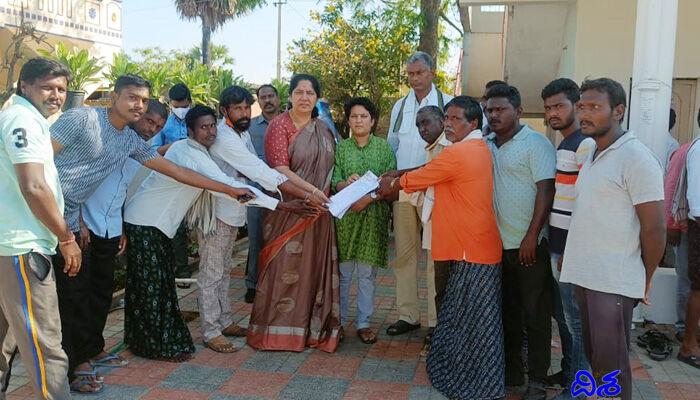 మాన్యకుంటను రజకులకు కేటాయించండి.. మంత్రికి వినతి పత్రం మాన్యకుంటను రజకులకు కేటాయించండి.. మంత్రికి వినతి పత్రం