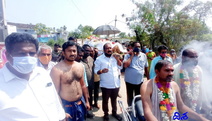 టీఆర్ఎస్ నాయకుడి అంతిమ యాత్ర.. పాల్గొన్న చైర్ పర్సన్ టీఆర్ఎస్ నాయకుడి అంతిమ యాత్ర.. పాల్గొన్న చైర్ పర్సన్