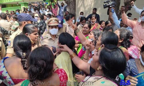 ఆగ్రహంలో మహిళా కార్యకర్తలు.. TRS ఎమ్మెల్యే ఇంటి వద్ద ఉద్రిక్తత