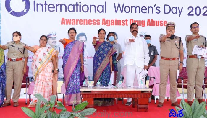 దేశం గర్వించే స్థాయికి ఎదిగిన తెలంగాణ పోలీస్: మంత్రి సబితా ఇంద్రారెడ్డి దేశం గర్వించే స్థాయికి ఎదిగిన తెలంగాణ పోలీస్: మంత్రి సబితా ఇంద్రారెడ్డి
