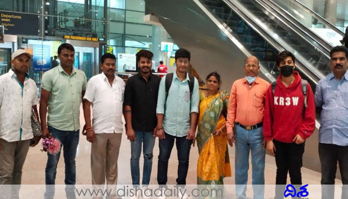 ఉక్రెయిన్కు నుంచి షాద్ నగర్కు చేరుకున్న సాయి శశాంక్ ఉక్రెయిన్కు నుంచి షాద్ నగర్కు చేరుకున్న సాయి శశాంక్