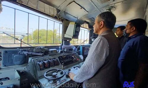 సికింద్రాబాద్‌లో సూప‌ర్ స్పీడ్‌తో 2 రైళ్లు... ఒక‌దాన్లో రైల్వే మంత్రి, మ‌రోదాన్లో ఛైర్మ‌న్ ఉన్నారు..?!