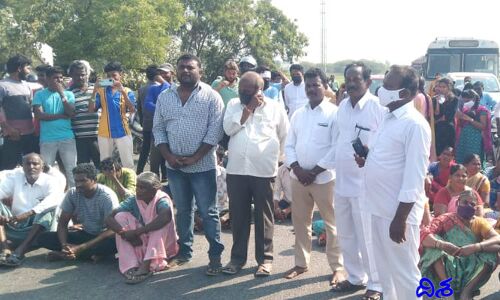 డివైడర్ ఏర్పాటు చేయాలని స్థానికుల ధర్నా