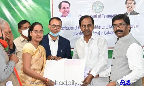 వీర జవాన్ల కుటుంబాలకు రూ.10 లక్షల చెక్కులు అందజేసిన సీఎం కేసీఆర్