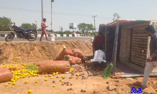 అక్కడ తప్పించబోయి.. బోల్తా పడ్డింది!
