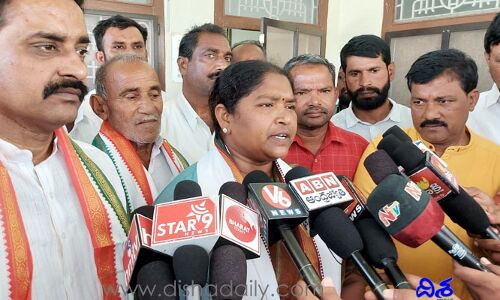 బిహారీ అధికారులపై కేసీఆర్ అతిప్రేమ అందుకే: సీతక్క