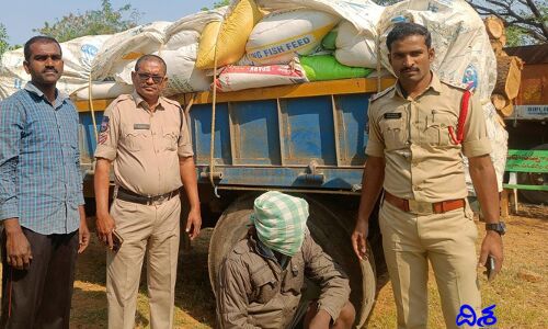 అక్రమంగా వాటిని తరలిస్తూ.. దొరికిపోయాడు