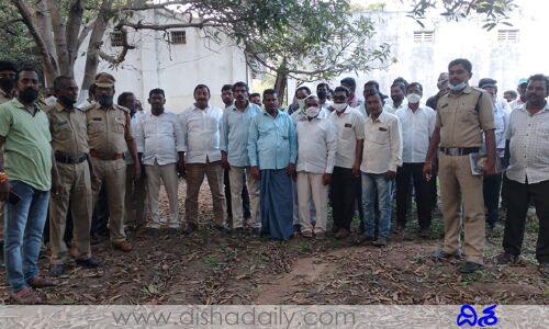 టీఆర్ఎస్ ఎమ్మెల్యేపై ఉద్యమకారులు సీరియస్.. తోటలో రహస్య సమావేశం..