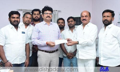 బడి బాగుకు చింత భారీ చేయూత.. కలెక్టర్‌కు చెక్కు అందజేత..