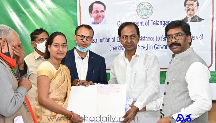 వీర జవాన్ల కుటుంబాలకు రూ.10 లక్షల చెక్కులు అందజేసిన సీఎం కేసీఆర్ వీర జవాన్ల కుటుంబాలకు రూ.10 లక్షల చెక్కులు అందజేసిన సీఎం కేసీఆర్