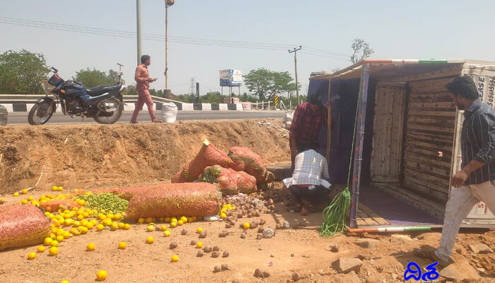 అక్కడ తప్పించబోయి.. బోల్తా పడ్డింది! అక్కడ తప్పించబోయి.. బోల్తా పడ్డింది!