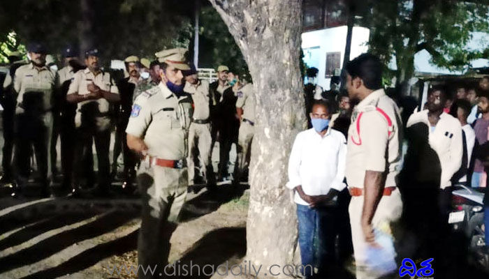 నూతనకల్లో కార్డన్ సెర్చ్.. 14 వాహనాలు సీజ్ నూతనకల్లో కార్డన్ సెర్చ్.. 14 వాహనాలు సీజ్