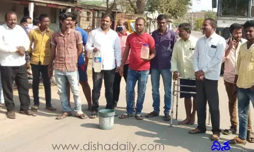 మిషన్ భగీరథ అధికారుల తీరు.. గ్రామస్తులు వినూత్నంగా నిరసన
