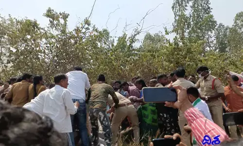 మమ్మల్ని చచ్చిపోమంటారా..? భూ నిర్వాహితులకు.. పోలీసులకు మధ్య తోపులాట