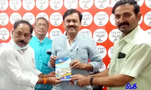 రైల్వే పాస్‌లు పునరుద్దరణకు కృషి చేయండి.. జీవీఎల్‌ను కలిసిన జర్నలిస్టులు