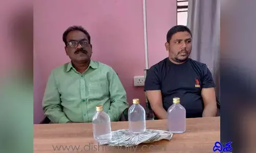 ఏసీబీకి పట్టుబడిన విద్యుత్ సిబ్బంది