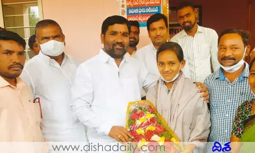 ఎంబీబీఎస్ విద్యార్థికి ఆర్థిక సాయం చేసిన ఎమ్మెల్యే