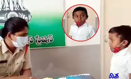 టీచర్ కొట్టిందని పోలీస్ కంప్లైంట్ ఇచ్చిన బుడ్డోడు (వీడియో)