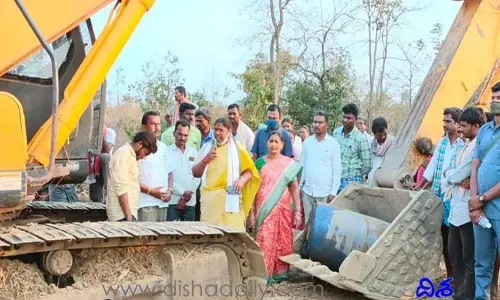 పోడు భూముల రైతుల కోసం దండుగా కదిలిన సీతక్క.. అధికారులకు ఫోన్‌లో వార్నింగ్.. వీడియో వైరల్
