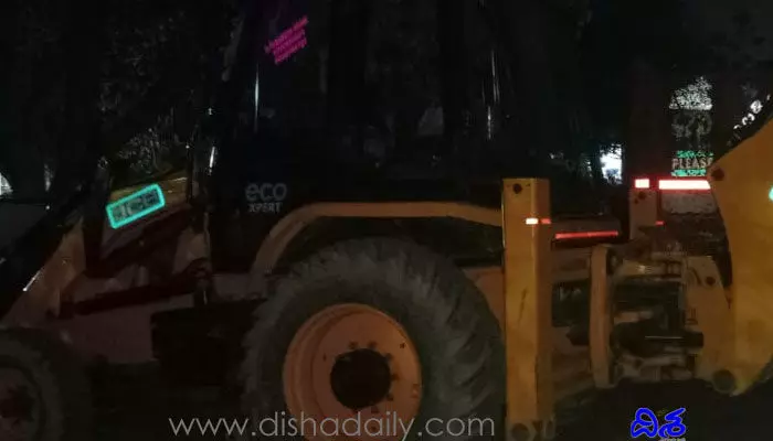సంగారెడ్డిలో జోరుగా ఇసుక, మట్టి దందా సంగారెడ్డిలో జోరుగా ఇసుక, మట్టి దందా