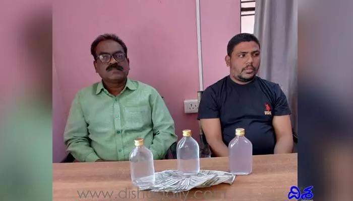 ఏసీబీకి పట్టుబడిన విద్యుత్ సిబ్బంది ఏసీబీకి పట్టుబడిన విద్యుత్ సిబ్బంది