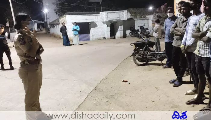 రాత్రి గస్తీకి యువత ముందుకు రావాలి: ఎస్సై శ్వేతా రాత్రి గస్తీకి యువత ముందుకు రావాలి: ఎస్సై శ్వేతా