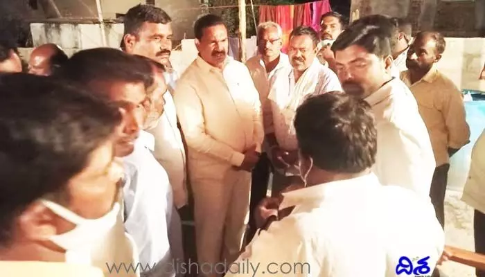 నర్సారెడ్డి కుటుంబాన్ని పరామర్శించిన ప్రభుత్వ విప్ నర్సారెడ్డి కుటుంబాన్ని పరామర్శించిన ప్రభుత్వ విప్