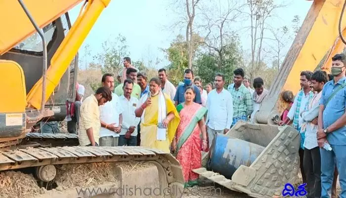 పోడు భూముల రైతుల కోసం దండుగా కదిలిన సీతక్క.. అధికారులకు ఫోన్లో వార్నింగ్.. వీడియో వైరల్ పోడు భూముల రైతుల కోసం దండుగా కదిలిన సీతక్క.. అధికారులకు ఫోన్లో వార్నింగ్.. వీడియో వైరల్