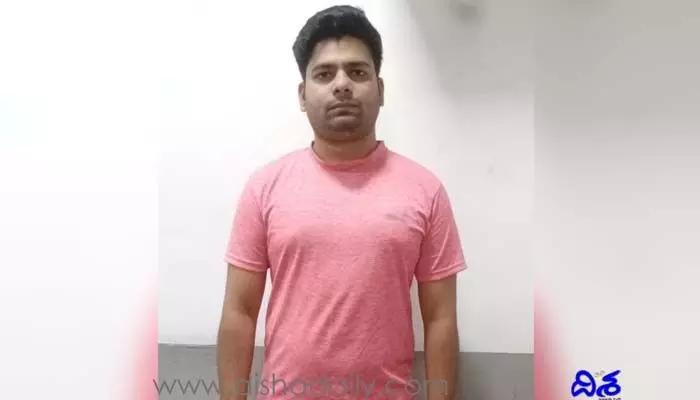 దుబాయ్ లో ఉద్యోగాల పేరిట మోసం చేస్తున్న ముఠా.. దుబాయ్ లో ఉద్యోగాల పేరిట మోసం చేస్తున్న ముఠా..