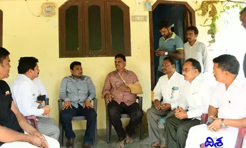 బొల్లోజు అయోధ్య కుటుంబాన్ని పరామర్శించిన ఎమ్మెల్యే