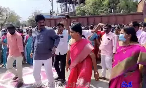 స్టెప్పులేసిన మహిళ ఎంపీ.. నాడు బుల్లెట్ బండి.. నేడు గోలుకొండ కోటమీద..