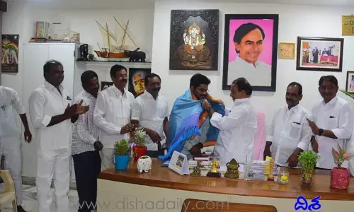 వైద్య విద్యార్థికి మంత్రి అల్లోల ఇంద్రకరణ్ రెడ్డి సన్మానం