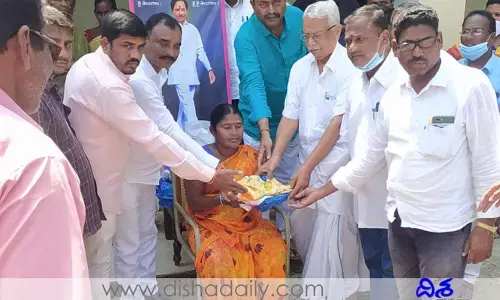 మహిళా పారిశుద్ధ్య కార్మికులకు చీరలు పంపిణీ