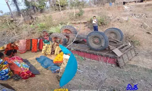 ట్రాక్టర్ బోల్తా పడి ఇద్దరు దుర్మరణం