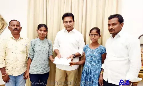 మంత్రి కేటీఆర్ ఔదార్యం.. పేద విద్యార్థులకు ఆర్థికసాయం