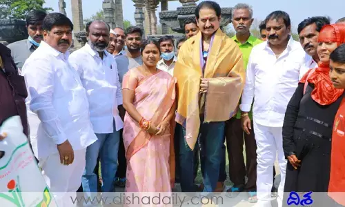 వరంగల్ కోటలో యాక్టర్ సుమన్ సందడి.. అద్భుత కోట అంటూ కితాబు..