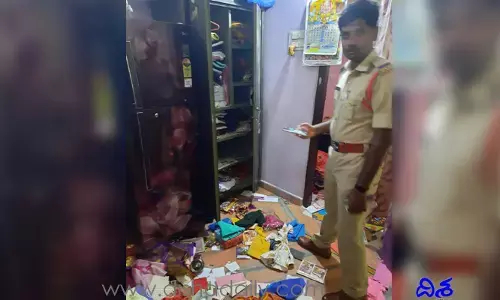 తాళం వేసిన ఇంట్లో చోరీ.. బంగారు ఆభరణాలు అపహరణ