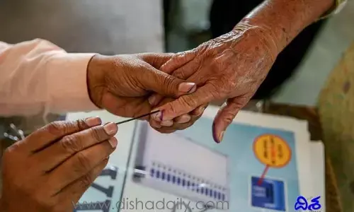 తొలివిడత ఓట్ల పండుగ.. పోలింగ్ కేంద్రాలకు తరలిన ఎన్నికల సామగ్రి