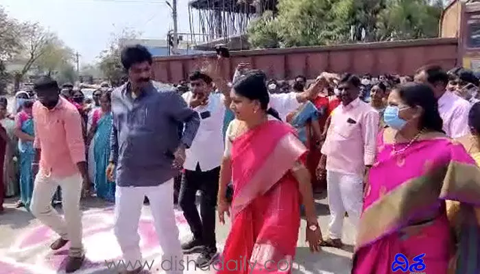 స్టెప్పులేసిన మహిళ ఎంపీ.. నాడు బుల్లెట్ బండి.. నేడు గోలుకొండ కోటమీద.. స్టెప్పులేసిన మహిళ ఎంపీ.. నాడు బుల్లెట్ బండి.. నేడు గోలుకొండ కోటమీద..
