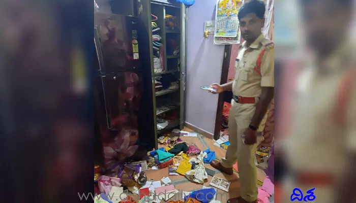 తాళం వేసిన ఇంట్లో చోరీ.. బంగారు ఆభరణాలు అపహరణ తాళం వేసిన ఇంట్లో చోరీ.. బంగారు ఆభరణాలు అపహరణ