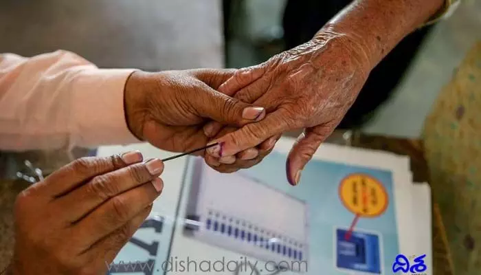 తొలివిడత ఓట్ల పండుగ.. పోలింగ్ కేంద్రాలకు తరలిన ఎన్నికల సామగ్రి తొలివిడత ఓట్ల పండుగ.. పోలింగ్ కేంద్రాలకు తరలిన ఎన్నికల సామగ్రి