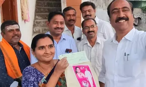 బైక్ పై వెళ్లి కల్యాణలక్ష్మి చెక్కులు పంపిణీ చేసిన ఎమ్మెల్యే