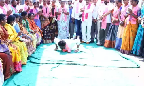 పారిశుద్ధ్య కార్మికులకు పాదాభివందనం చేసిన జడ్పీ చైర్మన్