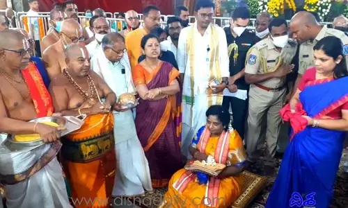 యాదాద్రి లో గవర్నర్ తమిళిసై పూజలు